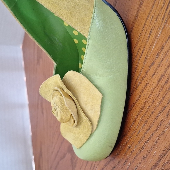 Chinese Laundry Stylish Green Slingback Heels with Floral Accent - Picture 7 of 12